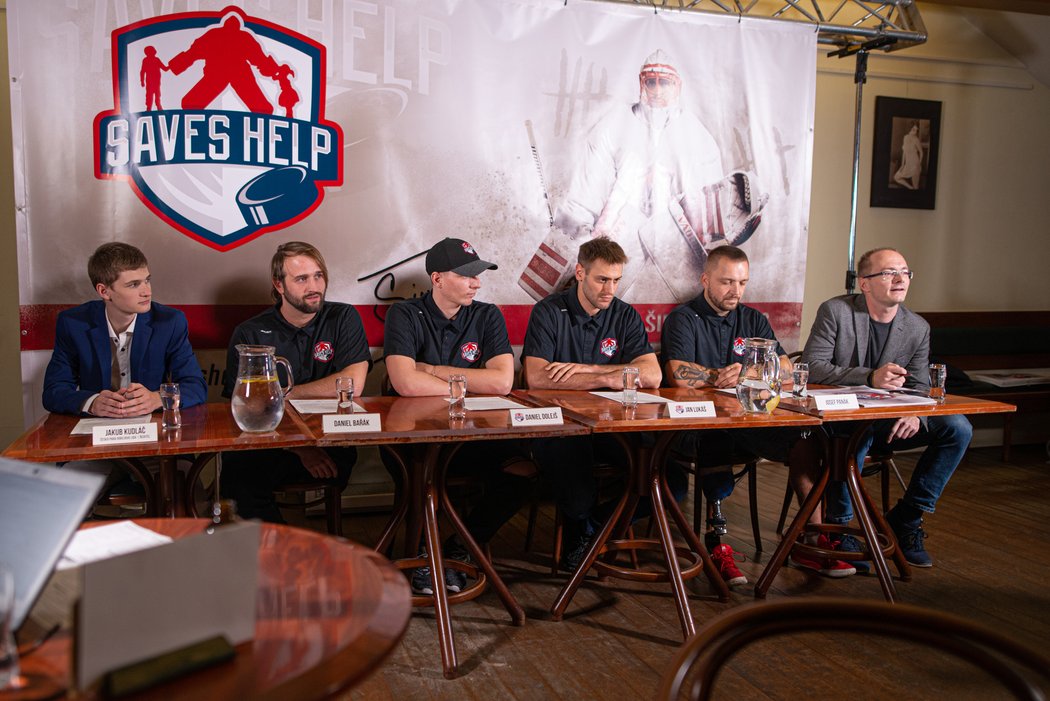 Skupina hokejových brankářů v rámci charitativního projektu Saves Help podpořila začínající para hokejisty