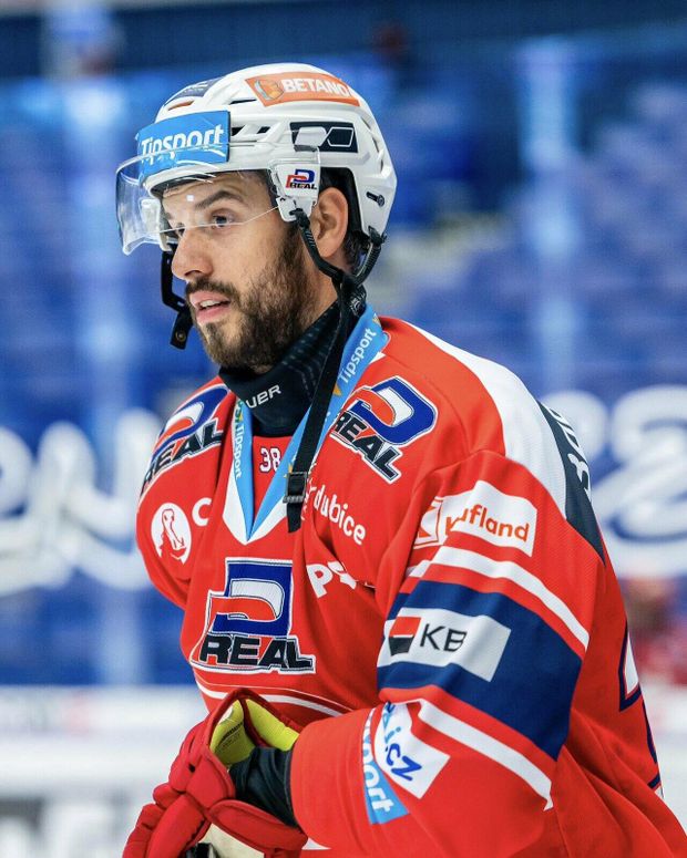 Tomáš Hyka s chráničem krku Tomáš Hyka s chráničem krku
