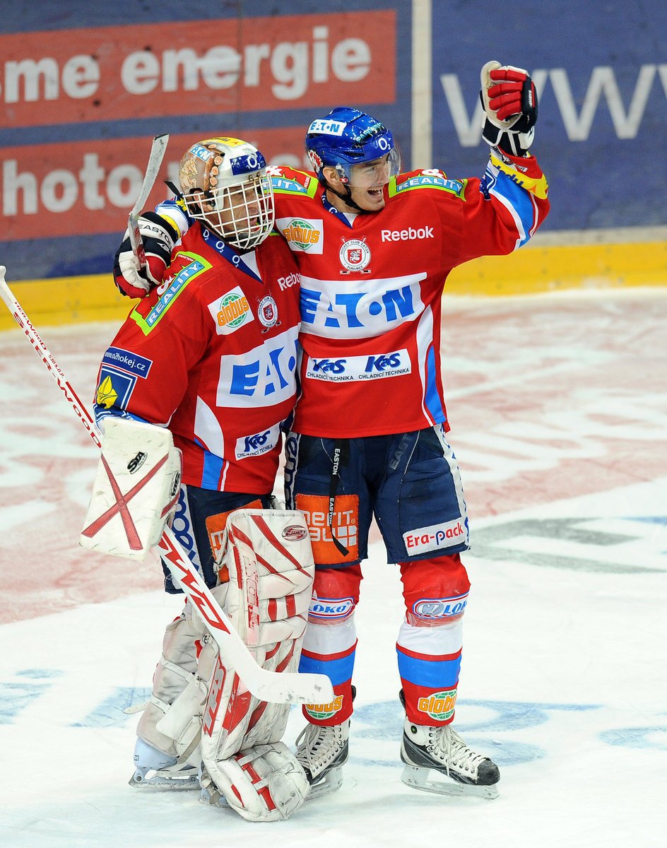 Dominik Hašek (vlevo) oslavuje výhru se spoluhráčem.