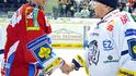 Dominik Hašek si podává ruku s Markem Pincem