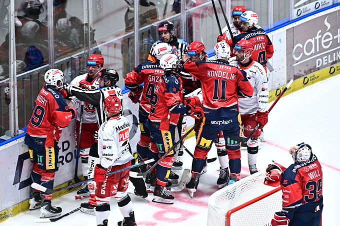 ONLINE: Pardubice - Hradec 1:2. Mountfield dvakrát zachránilo video. Bitka ve Vítkovicích ONLINE: Pardubice - Hradec 1:2. Mountfield dvakrát zachránilo video. Bitka ve Vítkovicích