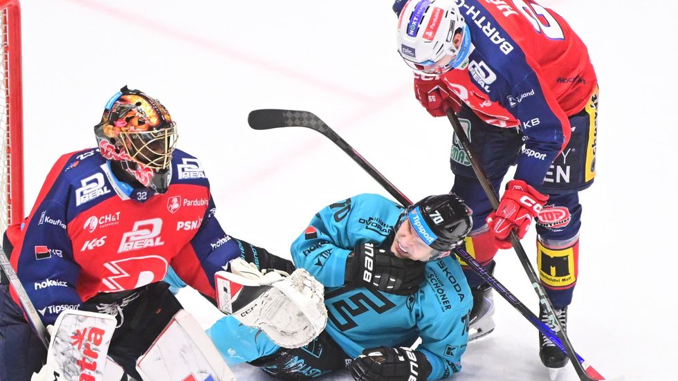 Brankář Malcolm Subban v akci proti Karlovým Varům