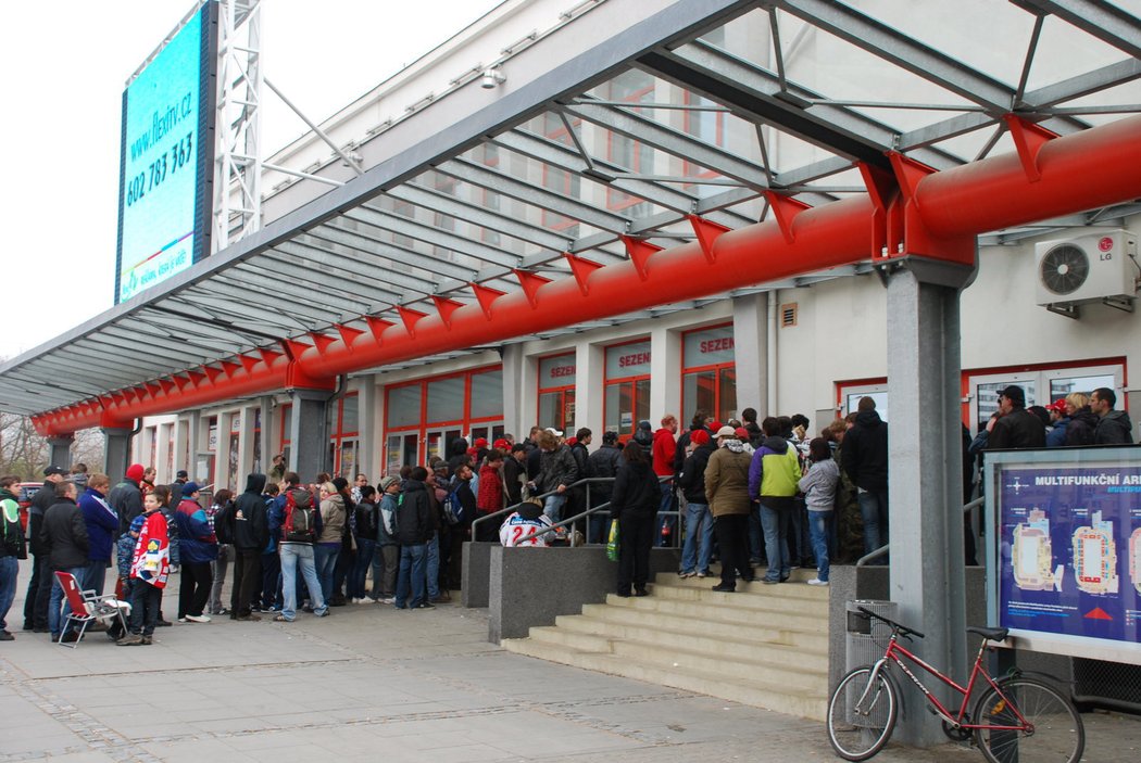 Pardubičtí fanoušci stojící ve frontě na lístky na finálové zápasy proti Kometě Brno. Lidé před pardubickou arénou čekali celou noc
