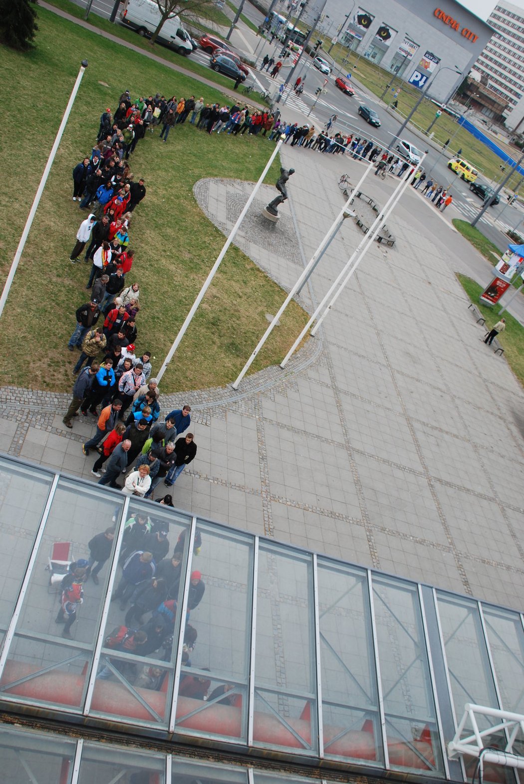 Fronta na lístky na finálové zápasy s Kometou Brno před pardubickou arénou