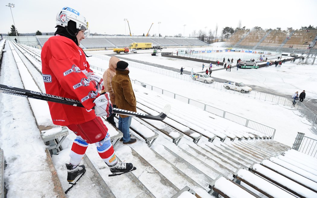 Petr Koukal přichází na stadion.