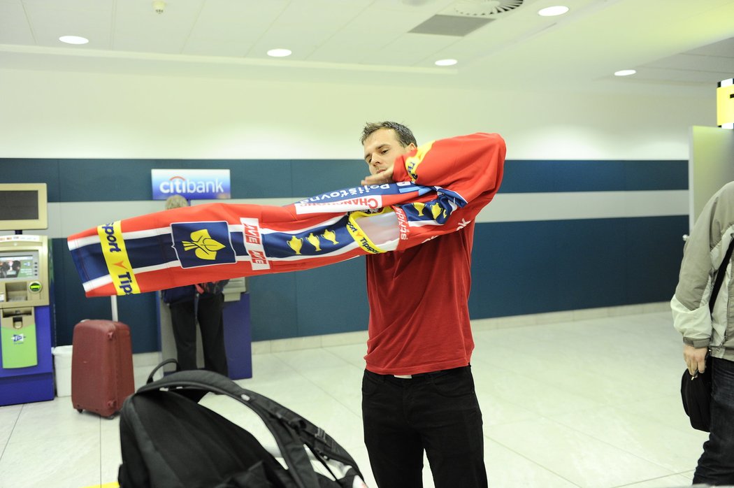 Na letišti si po příletu do Česka vyzkoušel David Krejčí pardubický dres, ve kterékm bude hrát extraligu