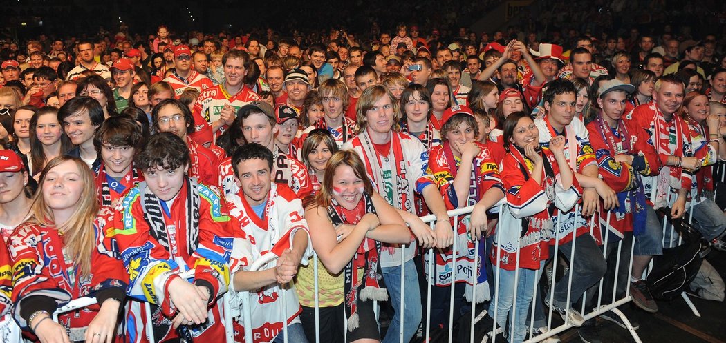 Poděkovat svým hrdinům přišly do ČEZ Areny poděkovat tisíce fanoušků