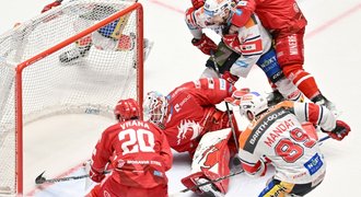 Bodyguardi u šatny, nervy se šponují. Zadina mluvil a Moták koulel očima