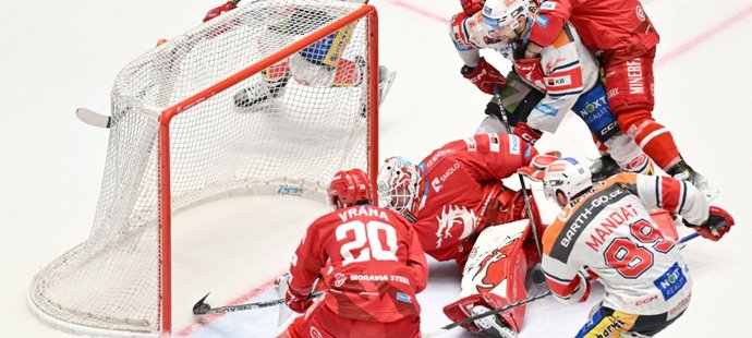 Bodyguardi u šatny, nervy se šponují. Zadina mluvil a Moták koulel očima