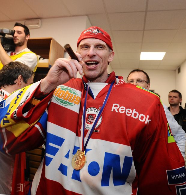 Dominik Hašek s vítězným doutníkem. Dominik Hašek s vítězným doutníkem.