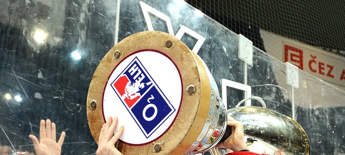 S pohárem nad hlavou slaví Dominik Hašek.
