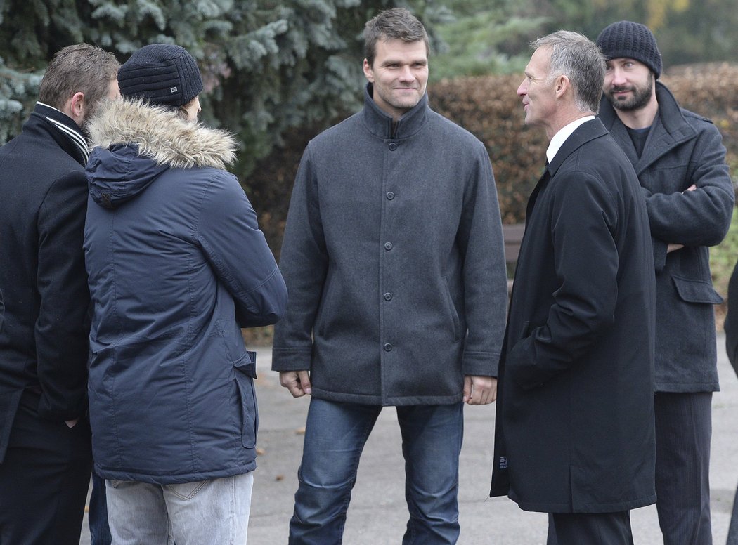 Radovan Somík (uprostřed), Dominik Hašek a Tomáš Divíšek si povídají po posledním rozloučení se Zbyňkem Kusým