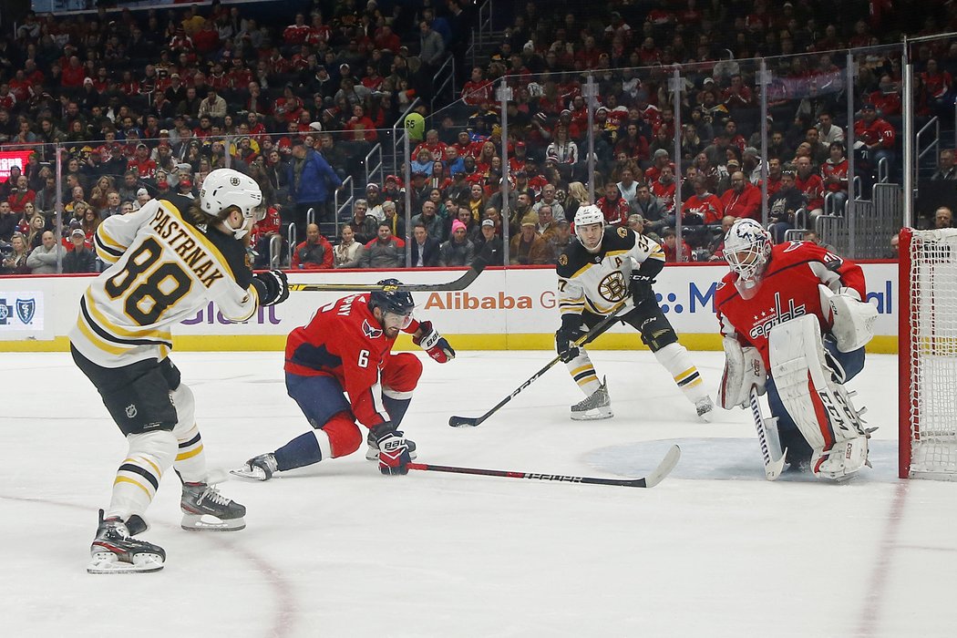 Ńa milimetrovou ránu Davida Pastrňáka byl brankář Washingtonu Braden Holtby krátký.