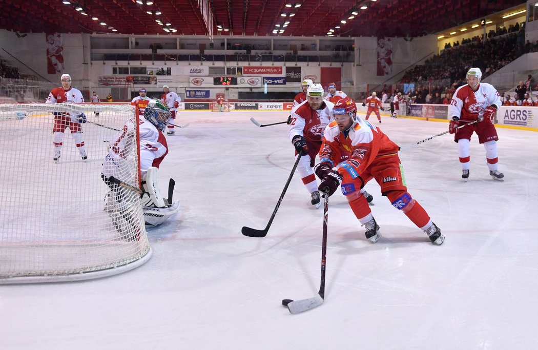 Jaroslav Hlinka v souboji s Pavlem Kolaříkem při rozlučce s kariérou hokejového obránce