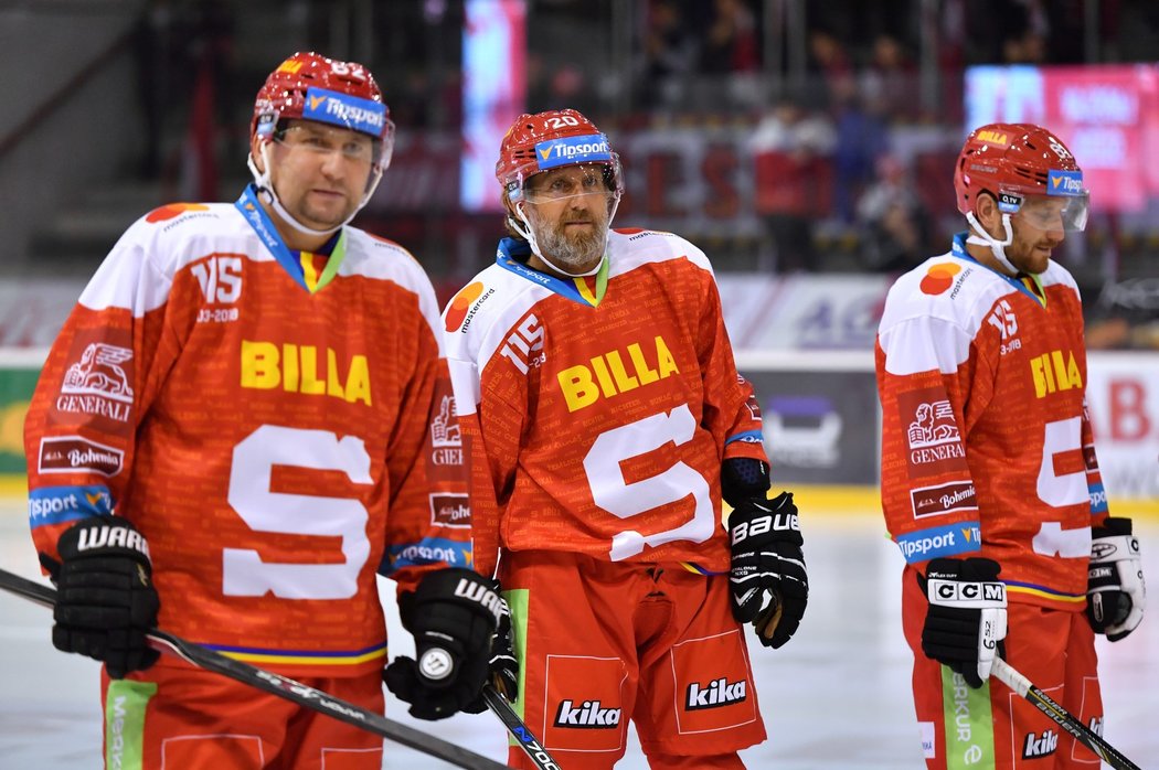 Na rozlučku Pavla Kolaříka s hokejovou kariérou dorazil i někdejší fotbalový záložník Karel Poborský (uprostřed)