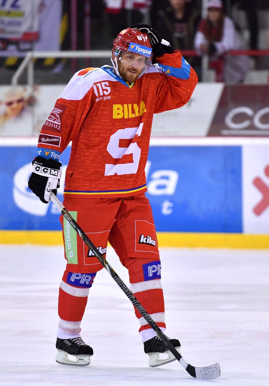 Někdejší fotbalový útočník Tomáš Jun při rozlučce Pavla Kolaříka s hokejovou kariérou