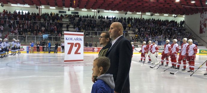 Legendárnímu hokejistovi pražské Slavie Pavlu Kolaříkovi vyvěsili sešívaný dres ke stropu zimního stadionu v Edenu
