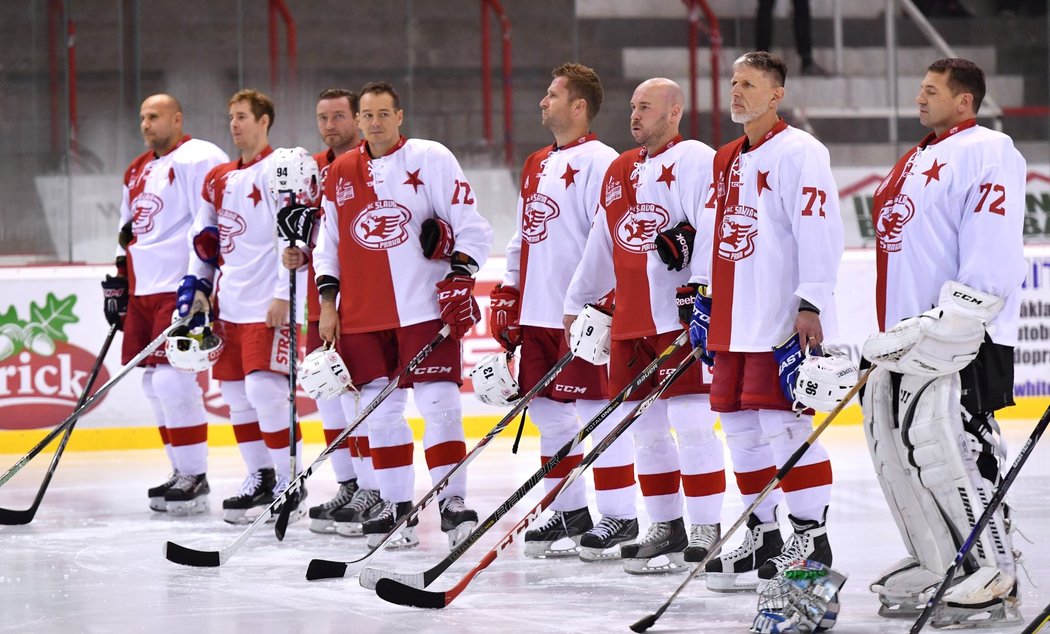 Tým Slavie, který nastoupil k hokejové rozlučce Pavla Kolaříka