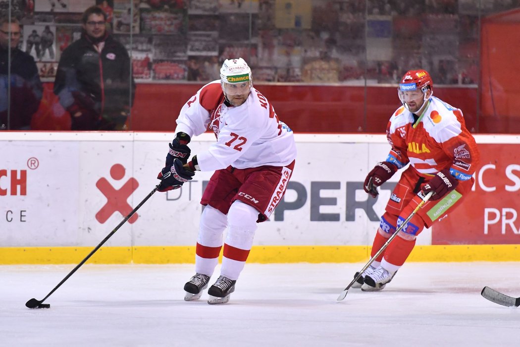 Legenda v akci! Pavel Kolařík u puku při své rozlučce s hokejovou kariérou