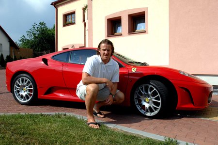 Pavel Kubina s jedním z ferrari, které ho těšilo před koupí Lamborghini.