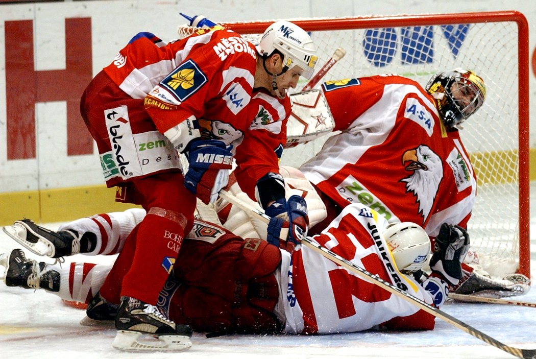 Bývalý hokejový obránce Pavel Kumstát v dres Znojma (vlevo)