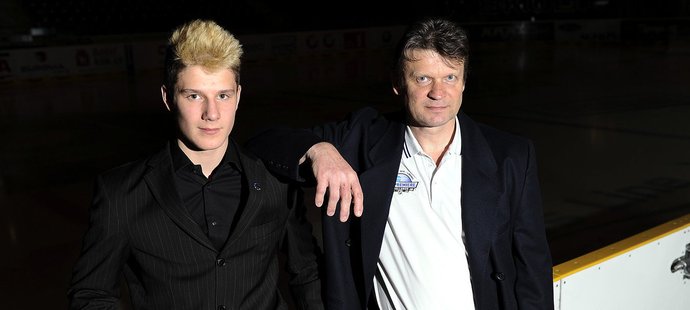 Pavel Zacha se svým otcem na fotce z roku 2013