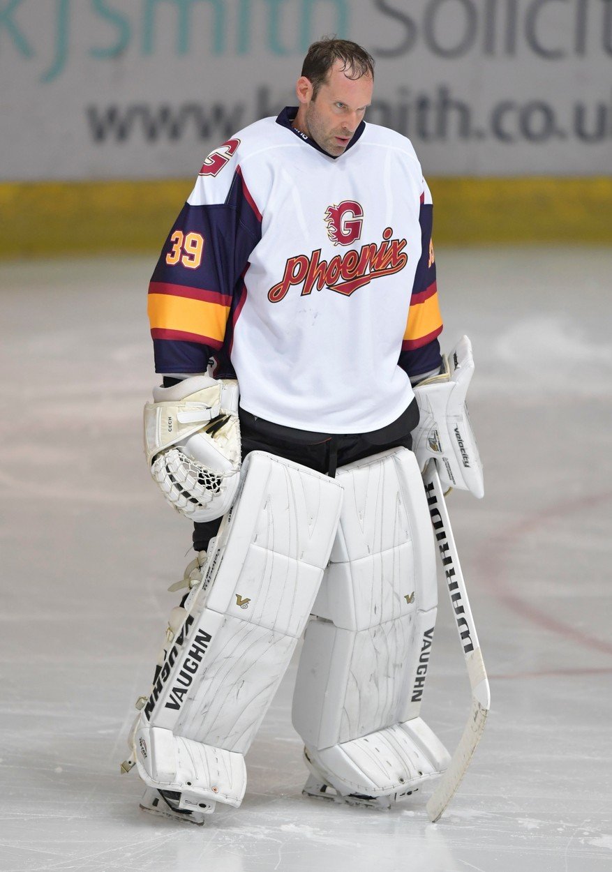 Bývalý fotbalový brankář Petr Čech vychytal vítězství i ve svém druhém hokejovém zápase za Guildford Phoenix.