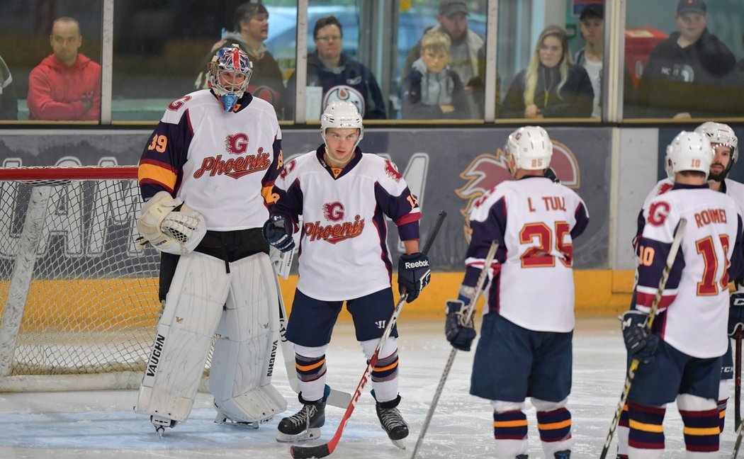 Bývalý fotbalový brankář Petr Čech vychytal vítězství i ve svém druhém hokejovém zápase za Guildford Phoenix. 