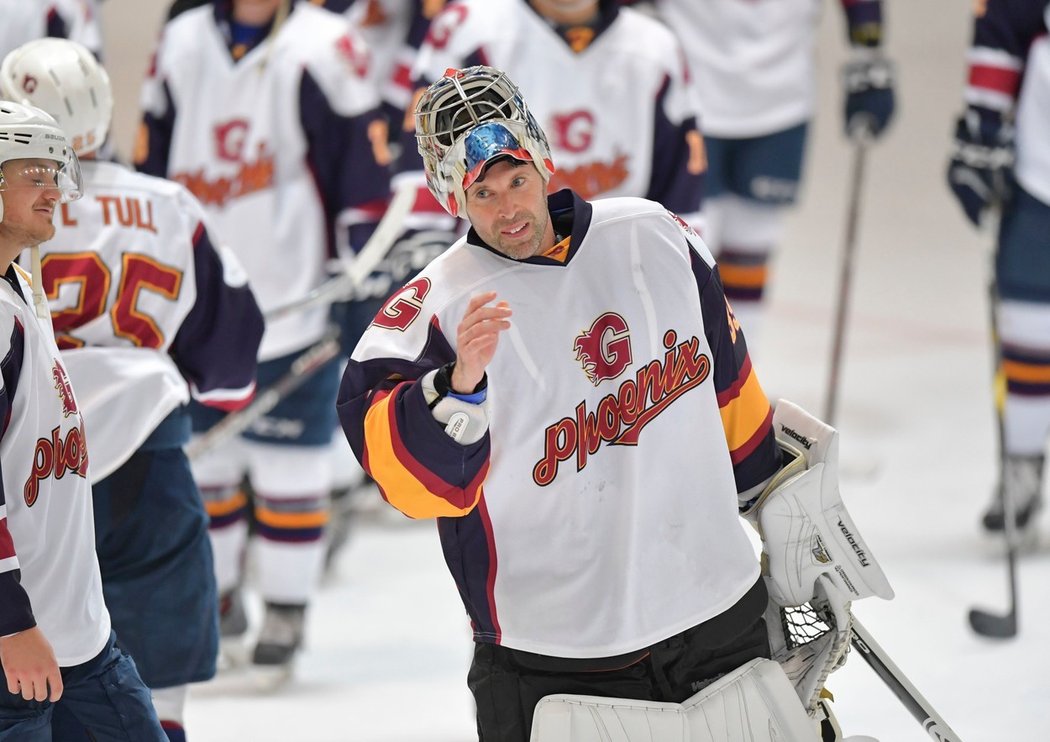 Bývalý fotbalový brankář Petr Čech vychytal vítězství i ve svém druhém hokejovém zápase za Guildford Phoenix.