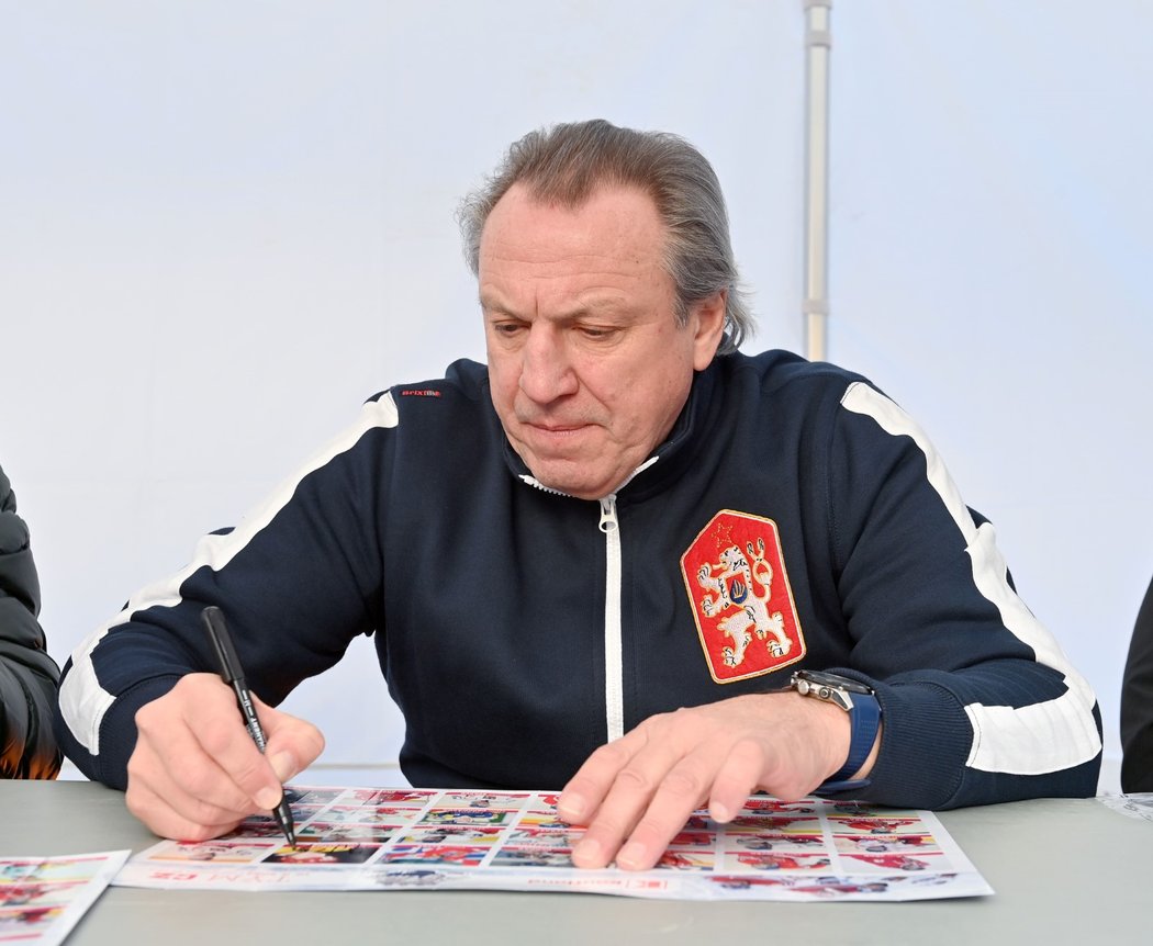 Petr Klíma při předzápasové autogramiádě