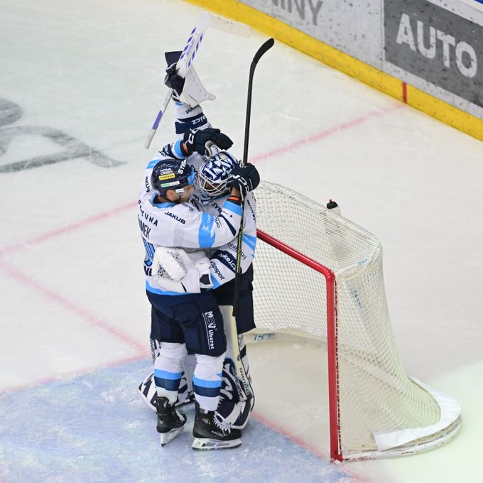 ONLINE: Kladno - Třinec 5:3. Liberec přehrál Spartu, vítězná premiéra Hořavy ONLINE: Kladno - Třinec 5:3. Liberec přehrál Spartu, vítězná premiéra Hořavy