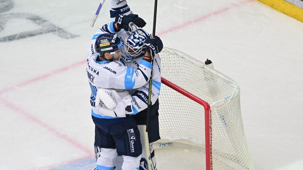 Hráči Liberce gratulují Petru Kváčovi k vychytané nule