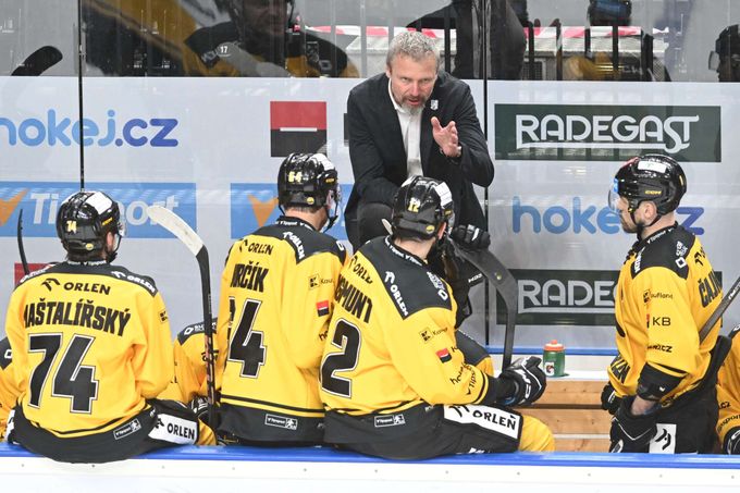 Petr se po prohrách stydí nakupovat, ale je optimista: Sklidíme, co jsme zaseli Petr se po prohrách stydí nakupovat, ale je optimista: Sklidíme, co jsme zaseli