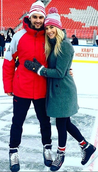 Petr Mrázek vzal přítelkyni Sáru na led na fotbalovém stadionu v Torontu