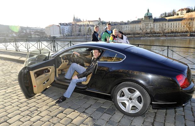 Petr Nedvěd si na luxusní vozy potrpí Petr Nedvěd si na luxusní vozy potrpí