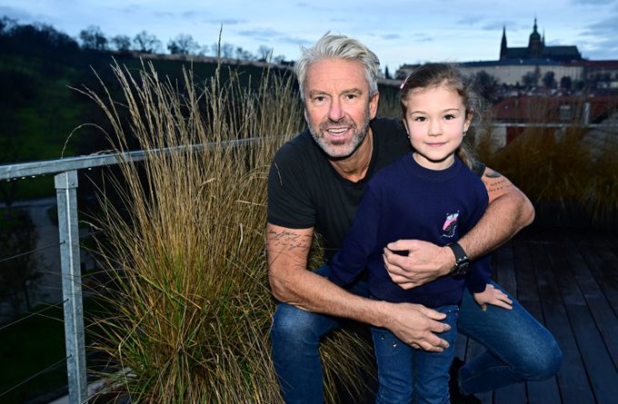 Malá se mnou cvičí, jsem její sluha, směje se Nedvěd. Jeho nový byznys zaujal i v Benfice Malá se mnou cvičí, jsem její sluha, směje se Nedvěd. Jeho nový byznys zaujal i v Benfice