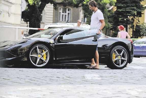 Petr Nedvěd je známý láskou k luxusním vozům. Ferrari 458 Italia je stroj pro opravdové labužníky.