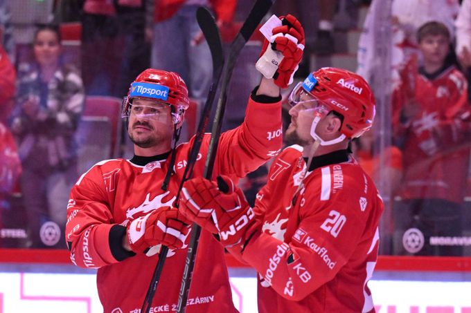 ONLINE: Třinec - Kometa 2:1. Povedená rozlučka s legendami! Pardubice vedou, Sparta na Kladně ONLINE: Třinec - Kometa 2:1. Povedená rozlučka s legendami! Pardubice vedou, Sparta na Kladně