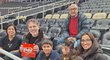 Jaromír Jágr se objevil na hokejovém kempu Maria Lemieuxe a vyfotil se i s rodinou jednoho z účastníků. Jako dárek dostal oblíbené sladkosti