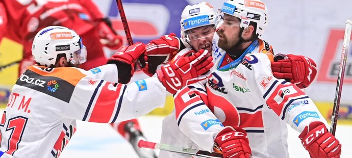 Pardubice - Třinec 6:3. Spásu zařídili vlčáci, Pánikův úlet Dynamo nepotopil