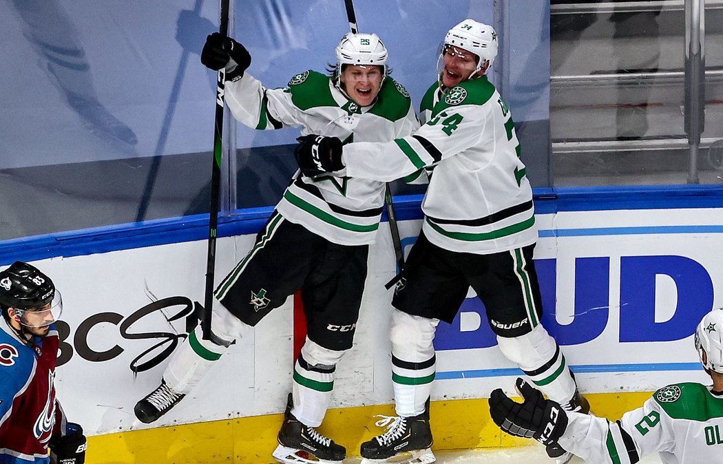 Dallas vyřadil Colorado v play off NHL, &#34;nečekaným&#34; hattrickem se na tom podílel finský útočník Joel Kiviranta (vlevo)