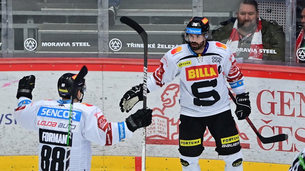 Michal Řepík se raduje po gólu ve druhém finále s Třincem