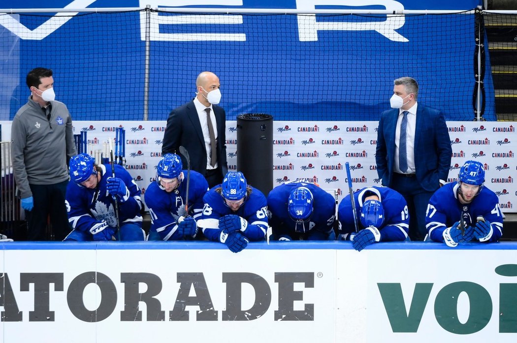 Maple Leafs prodloužili čekání na postup z prvního kola, černou sérii prohloubil Montreal