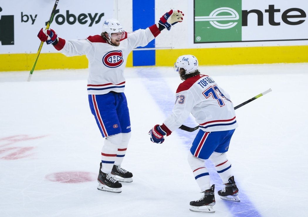Maple Leafs prodloužili čekání na postup z prvního kola, černou sérii prohloubil Montreal
