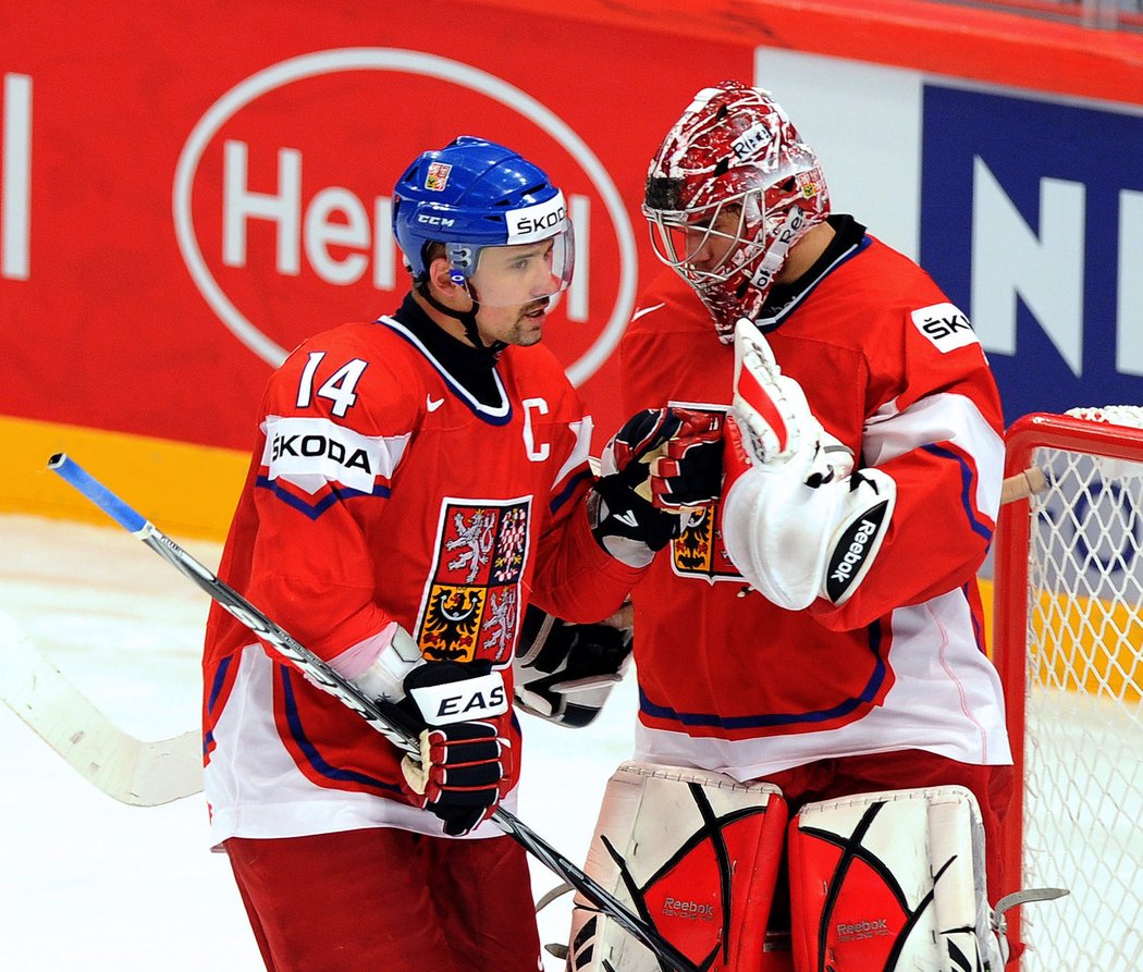 Kapitán českého hokejového týmu Tomáš plekanec (vlevo) gratuluje k dobrému výkonu Jakubovi Kovářovi po váhře nad Lotyšskem
