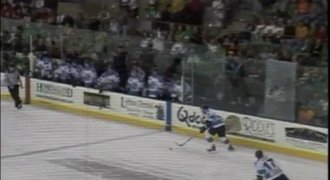 VIDEO: Fanoušek na hokeji rozbil sklo holýma rukama