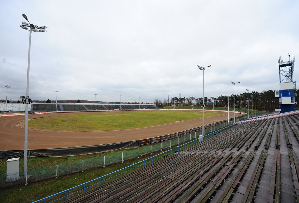 Stadion pro plochou dráhu by se měl v lednu změnit na hokejovou arénu pod širým nebem