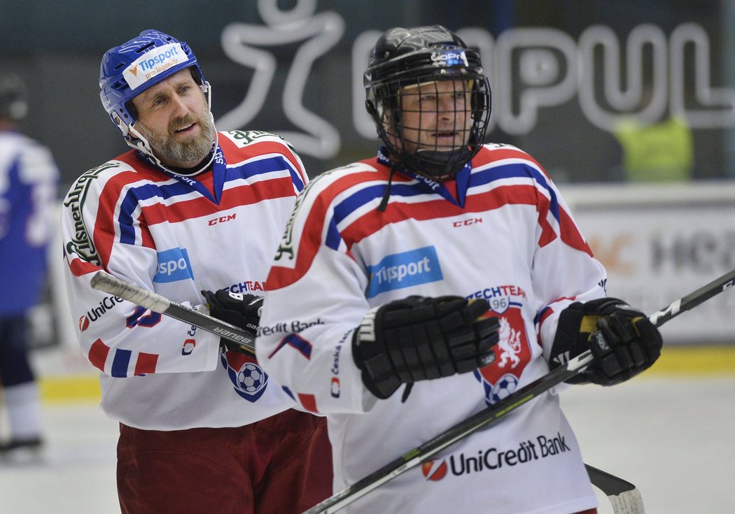 Bývalí fotbaloví reprezentanté Ivan Hašek a Karel Poborský během charitativního hokejového utkání v Plzni