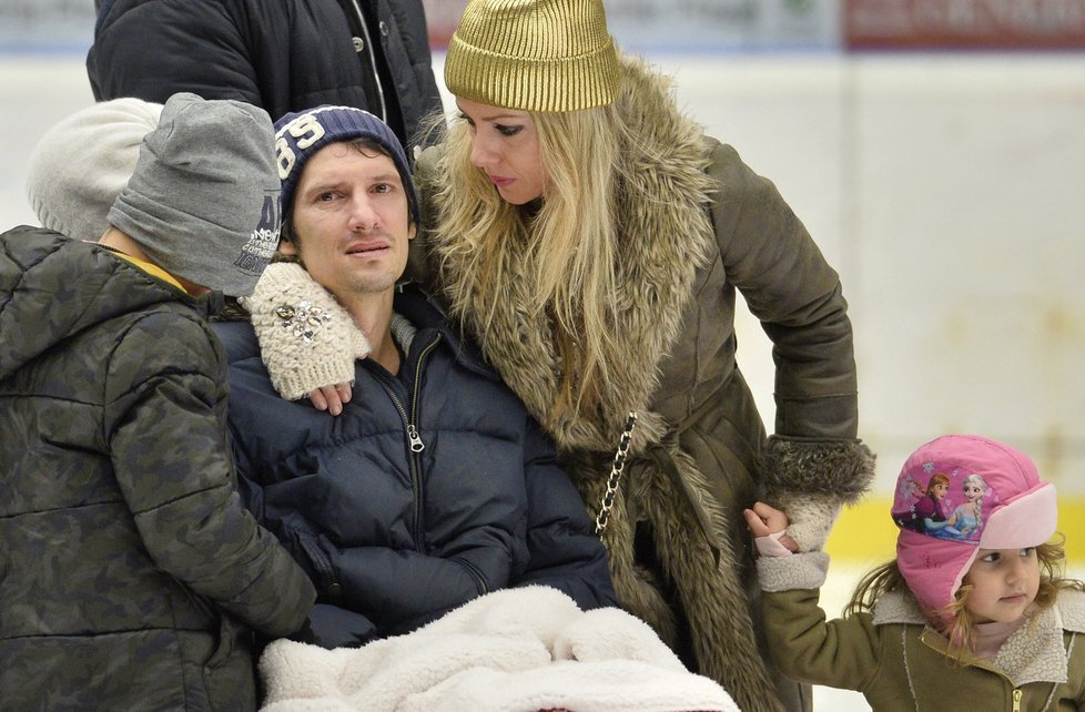 Nemocný plzeňský fotbalista Marián Čišovský s rodinou na plzeňském zimním stadionu