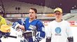 Martin Straka (uprostřed) během výluky NHL v Plzni v roce 1994
